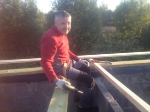 Андрей делает крышу санузлу 09 2017.JPG
