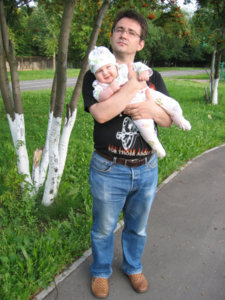 наш папа на прогулке.jpeg