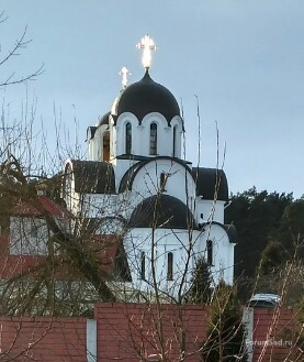 А из нашего окна церковь белая видна